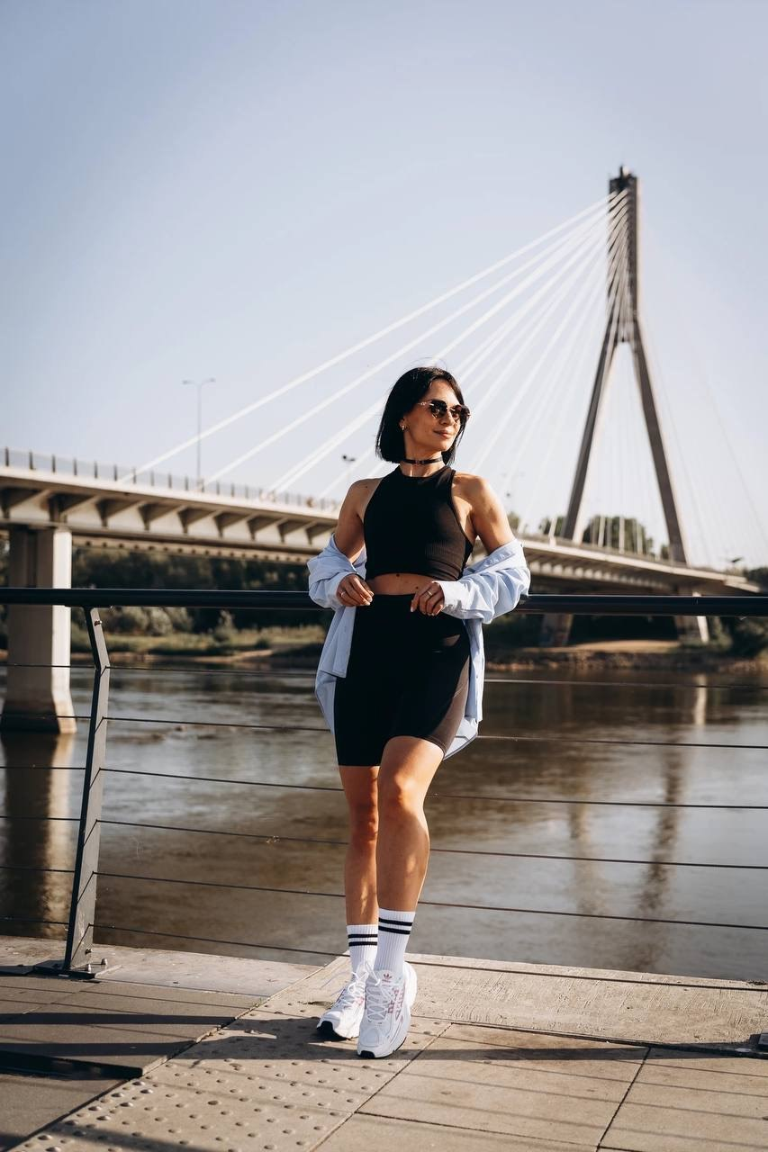 Таня Nikole на набережной на фоне моста